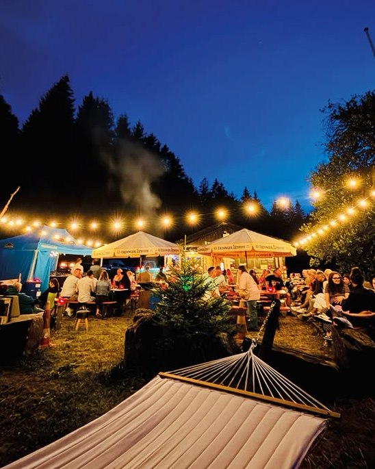 Abendstimmung an der Hütte mit Lichterkette